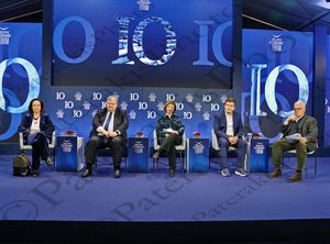 06 ΣΑΚΕΛΛΑΡΟΠΟΥΛΟΥ ΓΕΡΑΠΕΤΡΙΤΗΣ ΦΛΩΡΙΔΗΣ ΔΙΑΜΑΝΤΟΠΟΥΛΟΥ ΧΡΥΣΟΧΟΙΔΗΣ ΒΕΝΙΖΕΛΟΣ ΓΙΑΝΝΙΤΣΗΣ ΣΗΜΙΤΗ ΣΑΡΜΑΣ DELPHI ECONOMY FORUM X 1η ΜΕΡΑ ΛΗΤΩ AMALIA HOTEL 09-04-2025