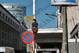 43 ΕΡΓΑΖΟΜΕΝΟΣ ΞΕΚΟΥΡΑΖΕΤΑΙ ΣΤΗΝ ΣΤΕΓΗ BRUSSELS ΒΕΛΓΙΟ 20-03-2025