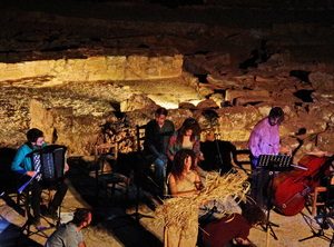 01 ΟΛΗ Η ΕΛΛΑΔΑ ΕΝΑΣ ΠΟΛΙΤΙΣΜΟΣ ΣΠΟΡΟΙ ΣΕ ΚΙΝΔΥΝΟ Ο ΗΧΟΣ ΤΟΥ ΑΣΠΡΟΜΥΤΙΚΟΥ ΤΟΥ ΑΦΚΟΥ ΚΑΙ ΤΟΥ ΚΡΙΘΑΡΙΟΥ ΧΡΙΣΤΟΓΙΑΝΝΟΠΟΥΛΟΣ OROS ENSEMBLE ΑΡΧΑΙΟ ΘΕΑΤΡΟ ΗΦΑΙΣΤΙΑΣ ΛΗΜΝΟΣ 26-08-2023