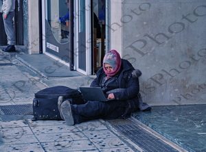 12 ΑΣΤΕΓΟΣ ΜΕ ΥΠΟΛΟΓΙΣΤΗ ΣΕΡΦΑΡΩΝΤΑΣ ΣΤΟ ΔΡΟΜΟ ΣΥΝΤΑΓΜΑ ΑΘΗΝΑ 29-01-2024