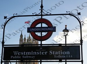 41 ΣΗΜΑΙΑ ΤΑΜΠΕΛΑ WESTMINSTER UNDERGROUND STATION LONDON ΗΝΩΜΕΝΟ ΒΑΣΙΛΕΙΟ 25-11-2024