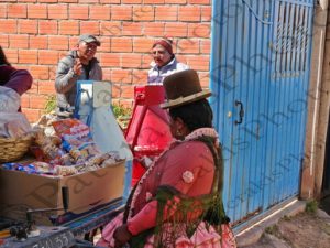 44 CHOLA ΜΑΓΙΑ ΜΕ ΚΑΡΦΙΤΣΕΣ ΥΠΑΙΘΡΙΟΣ ΦΩΤΟΓΡΑΦΟΣ ΠΩΛΗΤΗΣ ΚΑΚΑΟ ΜΕΛΙ ΑΓΟΡΑ COPACAMPANA ΛΙΜΝΗ TITICACA ΒΟΛΙΒΙΑ 05-08-2024
