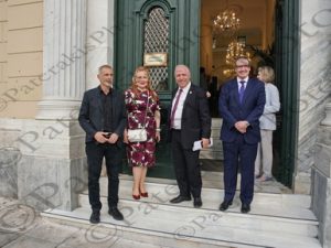 76 ΑΡΒΑΝΙΤΟΠΟΥΛΟΣ ΜΩΡΑΛΗΣ ΣΦΑΚΙΑΝΑΚΗΣ TSUNIS ΠΑΠΕΙ ΟΜΙΛΙΑ GREECE A STRONG PARTNENERSHIP FOR THE 21th CENTURY ΠΙΝΑΚΟΘΗΚΗ ΠΕΙΡΑΙΑ 31-05-2023