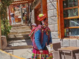 86 CHOLA MΜΕ ΠΑΙΔΙ ΣΤΗ ΠΛΑΤΗ ΠΛΑΤΕΙΑ ΟΠΛΩΝ OLLANTAYTAMBO ΠΕΡΟΥ 08-08-2024