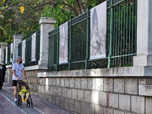04 ΠΕΡΙΠΑΤΗΤΗΣ ΜΕΤΑΝΑΣΤΕΣ ΕΦΗΒΟΣ ΜΕ SKATEBOARD ΜΠΡΟΣΤΑ ΑΠΟ ΤΗΝ ΥΠΑΙΘΡΙΑ ΕΚΘΕΣΗ ΓΙΑ ΤΟ 200 ΧΡΟΝΙΑ ΑΠΟ ΤΗΝ ΕΠΑΝΑΣΤΑΣΗ Η ΙΣΤΟΡΙΑ ΕΧΕΙ ΠΡΟΣΩΠΟ ΕΘΝΙΚΟΣ ΚΗΠΟΣ 09-02-2021