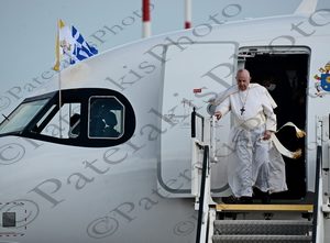 04 POPE FRANCIS ΔΕΝΔΙΑΣ ΑΦΙΞΗ ΑΕΡΟΔΡΟΜΙΟ ΕΛ ΒΕΝΙΖΕΛΟΣ ΣΠΑΤΑ 04-12-2021