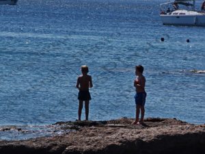 27 ΠΑΙΔΙΑ ΨΑΡΕΥΟΝΤΑΣ ΠΑΡΑΛΙΑ ΣΟΥΝΙΟΥ 21-08-2020