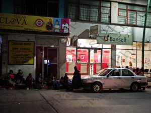 49 ΠΕΡΙΜΕΝΟΝΤΑΣ ΤΟ ΑΝΟΙΓΜΑ ΤΗΣ ΤΡΑΠΕΖΑΣ TUXTLA GUTIERREZ ΜΕΞΙΚΟ 19-08-2019