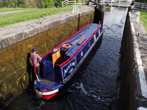 01 ΑΝΥΨΩΣΗ ΒΥΘΙΣΗ ΦΟΡΤΗΓΙΔΩΝ ΔΕΞΑΜΕΝΕΣ CANAL ROAD LEEDS ΗΝΩΜΕΝΟ ΒΑΣΙΛΕΙΟ 01-05-2017