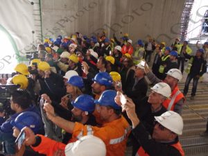 13 ΦΩΤΟΓΡΑΦΙΖΟΝΤΑΣ ΤΟ ΜΕΤΡΟΠΟΝΤΙΚΑ ΣΤΑΘΜΟΣ ΜΕΤΡΟ ΜΑΝΙΑΤΙΚΑ 22-03-2017