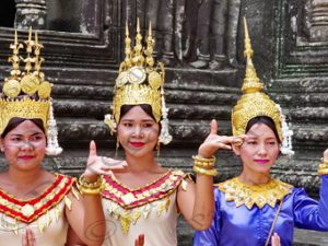 130 ΤΟΠΙΚΕΣ EΝΔΥΜΑΣΙΕΣ ΝΑΟΣ ANGKOR WAT CANBODIA 24-08-2018