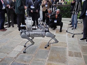 08 ROBOT UNITREE B2 AMALIA HOTEL ΔΕΛΦΟΙ 23-04-2026