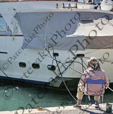 1501 ΕΡΑΣΙΤΕΧΝΗΣ ΨΑΡΑΣ ΨΑΡΕΥΩΝΤΑΣ ΑΠΟ ΤΟ ΜΩΛΟ ΣΤΟ ΛΙΜΑΝΙ ΕΛΕΥΣΙΝΑΣ 15-09-2024